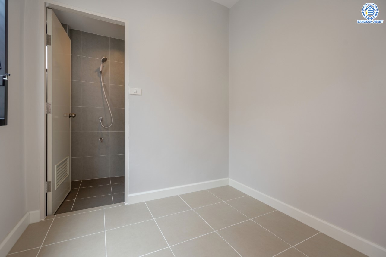 บ้านมือสองตกแต่งใหม่ ม.ราชพฤกษ์ บางบอน4 ตกแต่งหรูหรา ดีไซน์ Classic เนื้อที่ 100.5 ตร.ว. ฟังก์ชัน 3 ห้องนอน 4 ห้องน้ำ 1 ห้องแม่บ้าน จอดรถได้ 2 คัน พื้นที่สนามหญ้ากว้างกว่า 216 ตร.ม. บนทำเลศักยภาพ เชื่อมต่อหลายเส้นทาง ใกล้เดอะมอลล์บางแค จุดขึ้นทางด่วน "เพชรเกษม" และรถไฟฟ้าสายสีน้ำเงิน "สถานีหลักสอง"